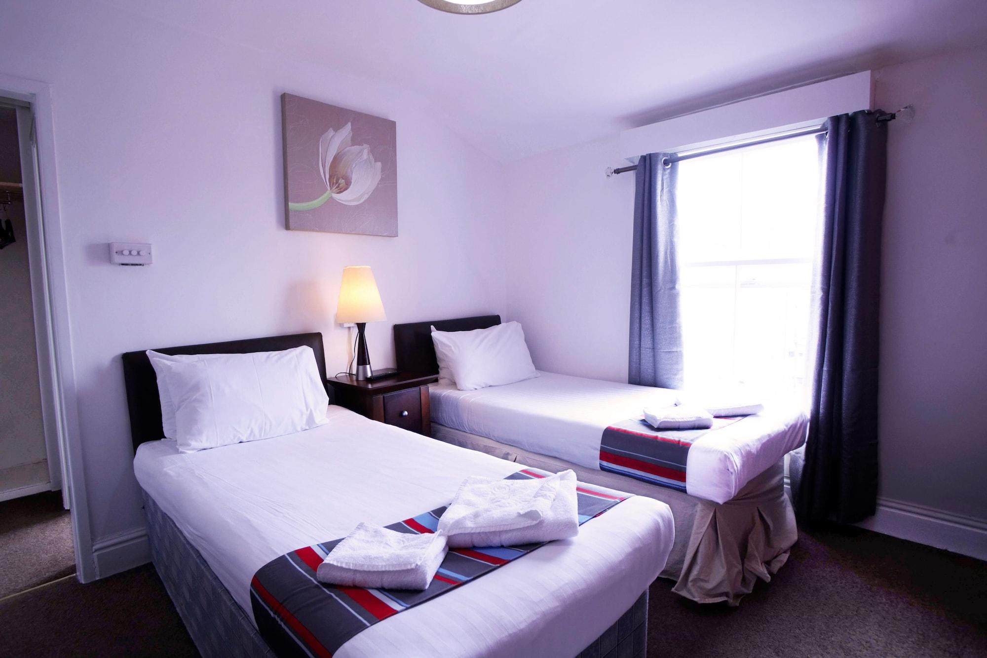 חלנדודנו The Broadway Hotel מראה חיצוני תמונה