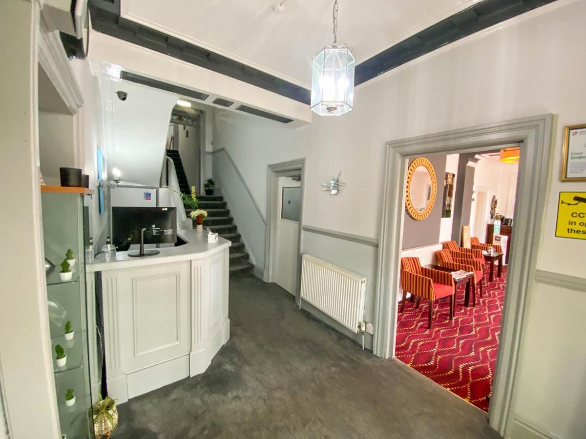 חלנדודנו The Broadway Hotel מראה חיצוני תמונה