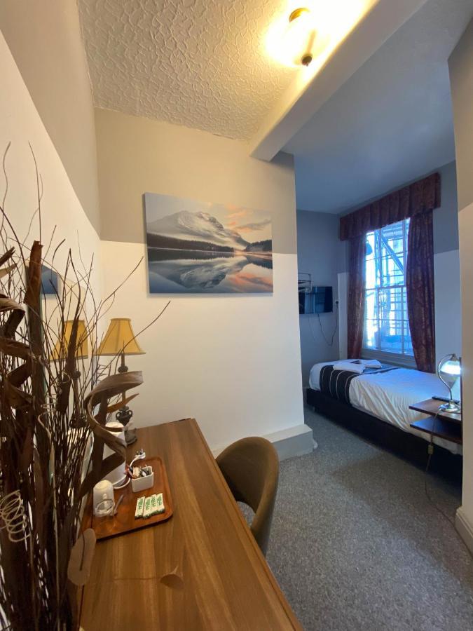 חלנדודנו The Broadway Hotel מראה חיצוני תמונה