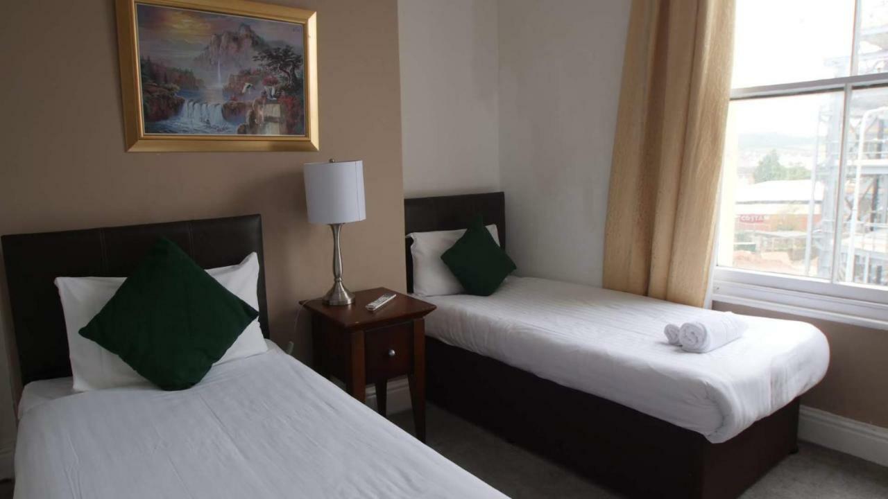 חלנדודנו The Broadway Hotel מראה חיצוני תמונה