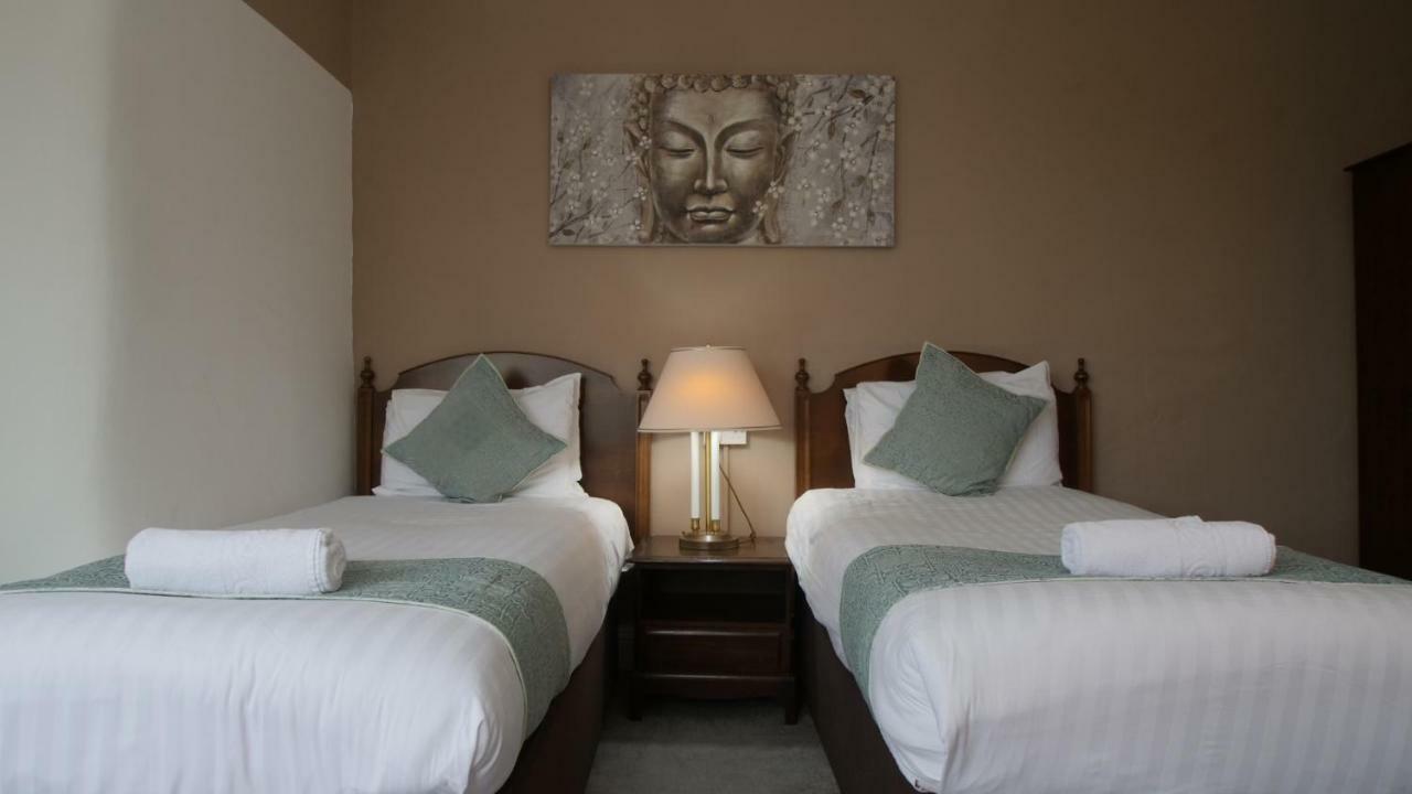 חלנדודנו The Broadway Hotel מראה חיצוני תמונה